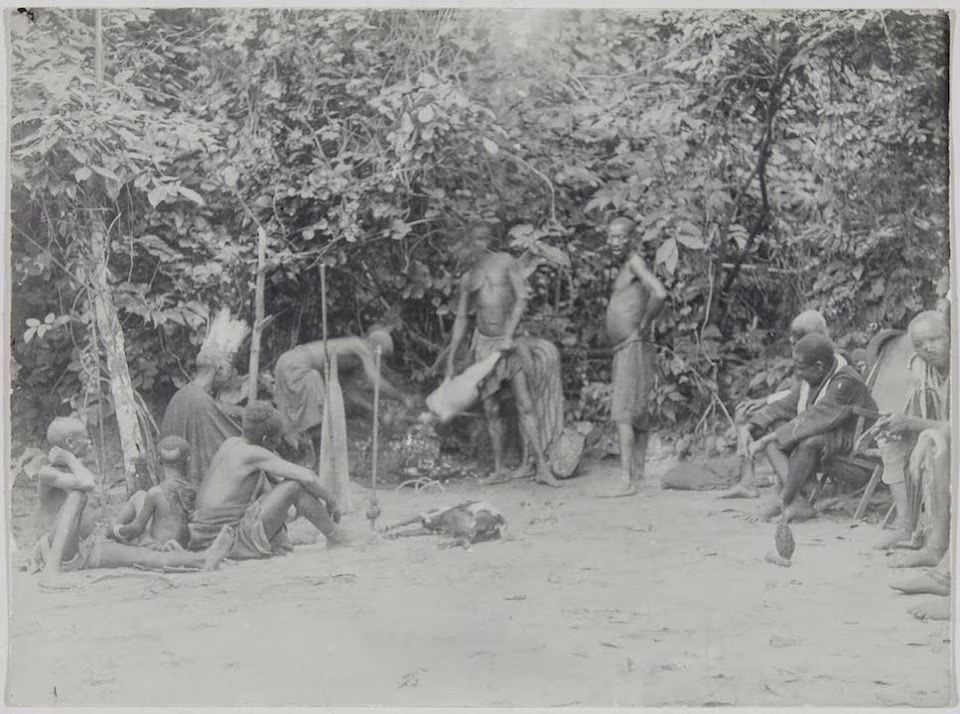 Eze Nri Obalike with attendants and chiefs at the Nkwọ Marketplace, Enugwu-Ukwu, 1911